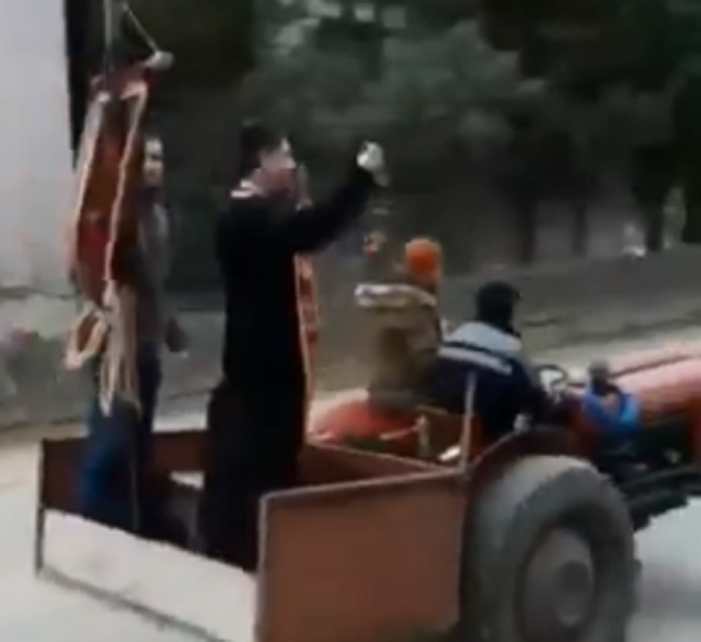 Pop okadio ulice iz traktora! (VIDEO)