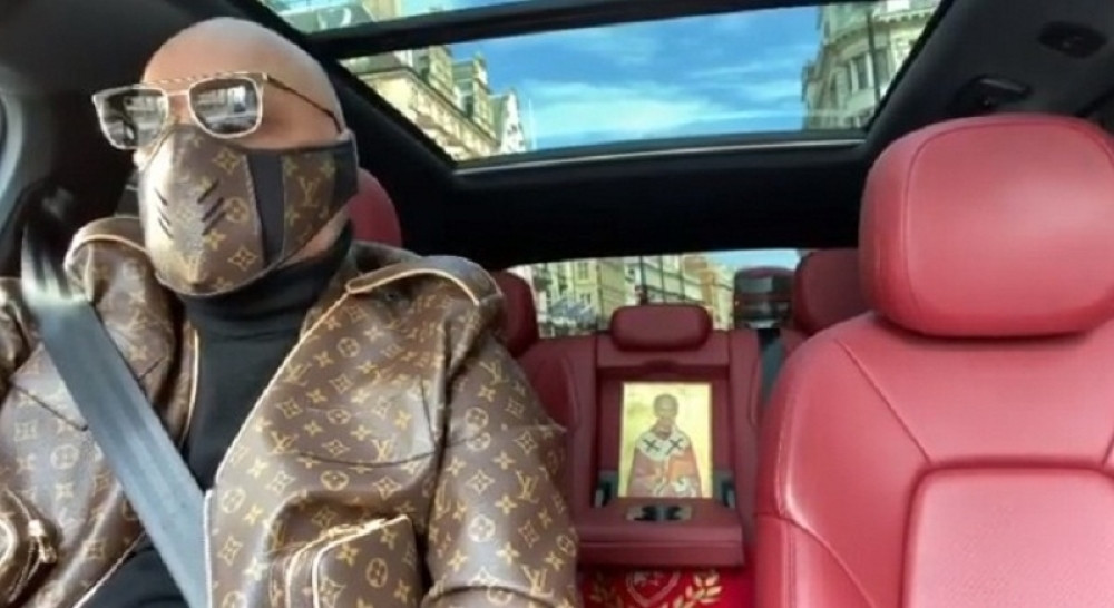 Snimak srpskog telohranitelja uznemirio javnost: Na licu Luj Viton a na zadnjem sedištu Sveti Nikola! (VIDEO)