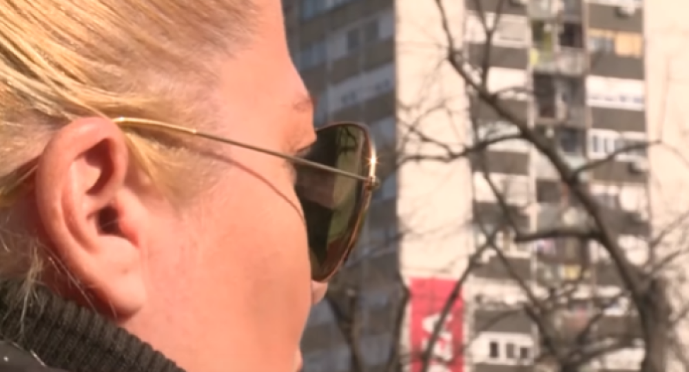 Da li se sećate pevačice Jelene sa dva L? Sada na biciklu raznosi hranu i pomoć za stare! (VIDEO)