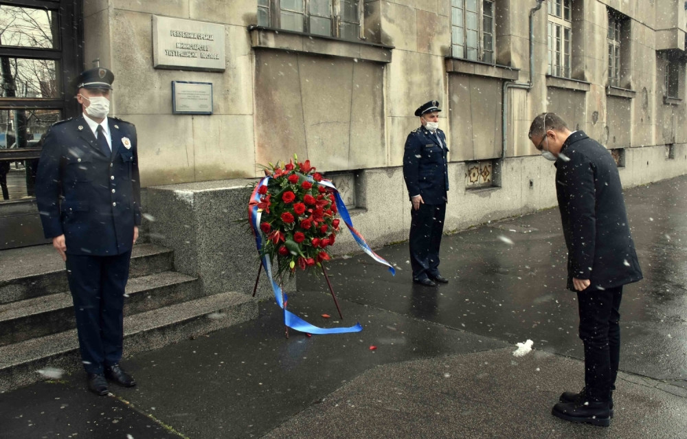 Stefanović položio vence pripadnicima MUP-a stradalim u NATO bombardovanju