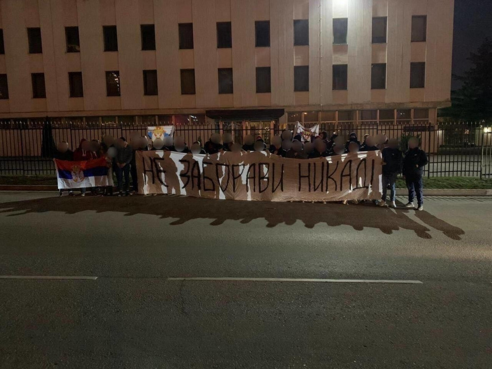 Ruski navijači sa zastavom Kosova i natpisom na ćirilici protestovali pred Amerikancima (FOTO)