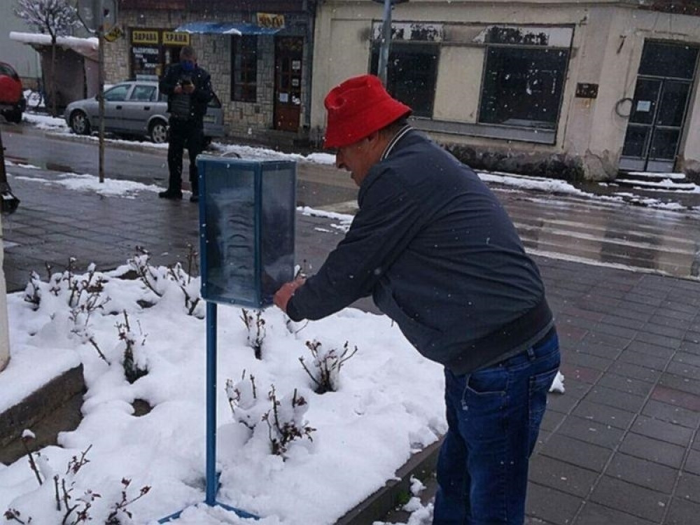 Zvaničnici postavili kutije sa besplatnim maskama po celoj opštini