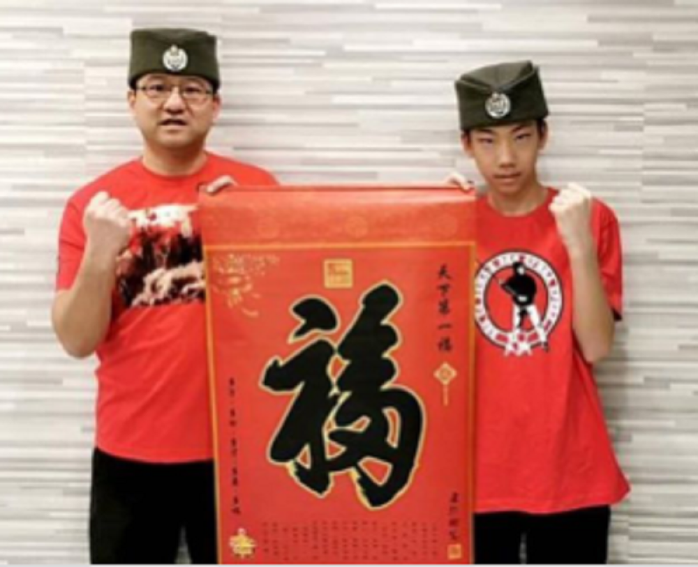 Kinezi sa šajkačama i kokardama navijaju za Zvezdu i šalju podršku svim Srbima (FOTO)