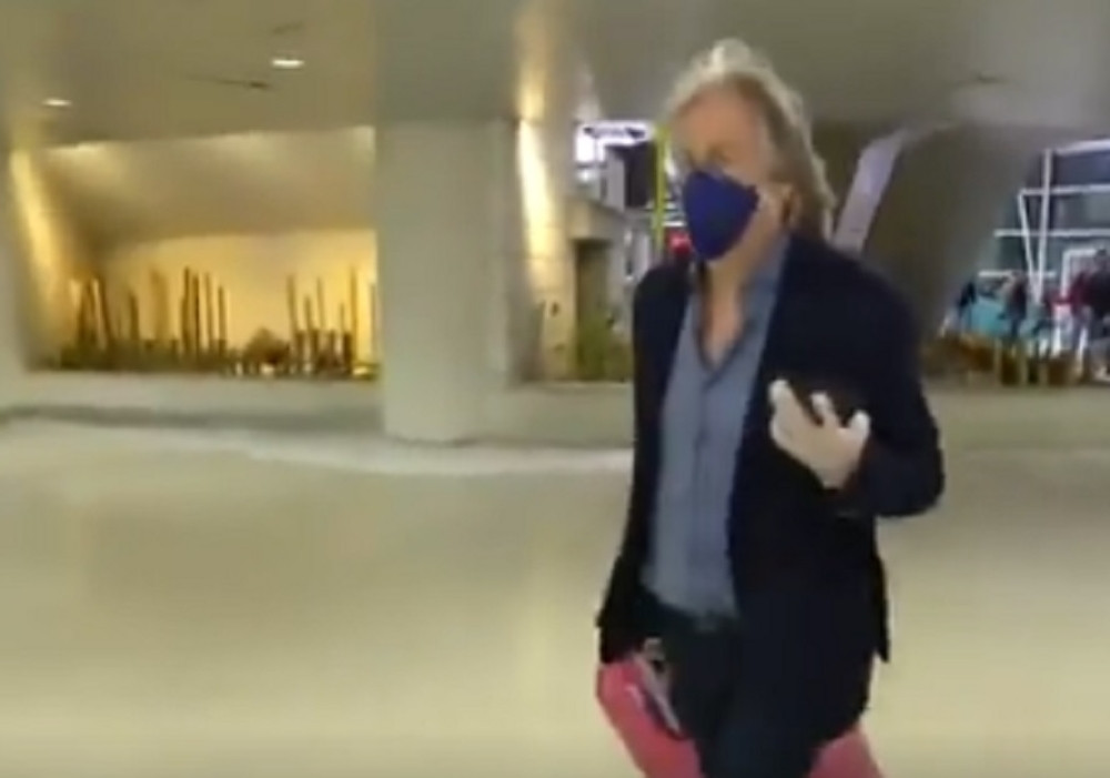 Novinari bez maske ga spopali, izbačen iz takta: "Zar ništa ne poštujete?! Trebalo bi da dobijete korona virus" (VIDEO)