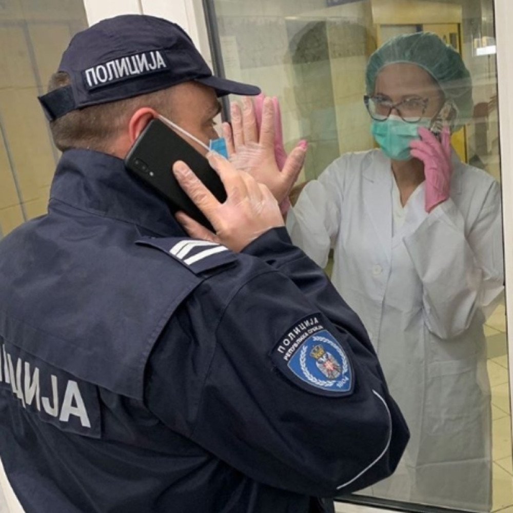 Ovako izgleda ljubav jednog policajca i medicinske sestre sa Urgentnog centra...  (FOTO)