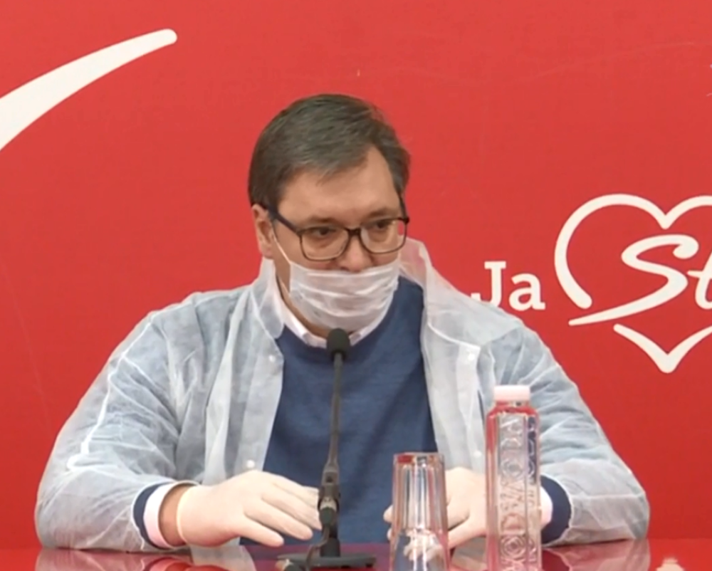 Predsednik Vučić se u punoj zaštitnoj opremi, tačno u 12 časova, obratio naciji