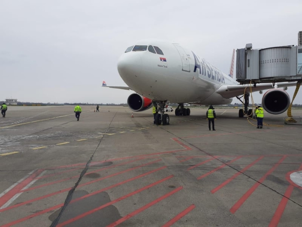 Avion pun medicinske opreme sleteo na aerodrom u Beogradu (FOTO/VIDEO)