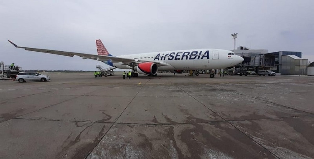 Avion iz Kine sleteo u Beograd (VIDEO)