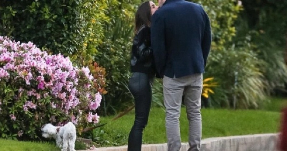 Poznati glumac na sred ulice razmenjivao nežnost sa 16 godina mlađom devojkom! Jedan detalj je izazvao lavinu komentara (FOTO)