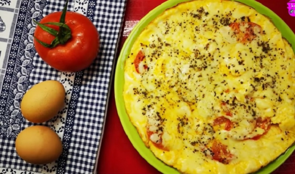 Omlet sa paradajzom i sirom gotov za 5 minuta (VIDEO RECEPT)