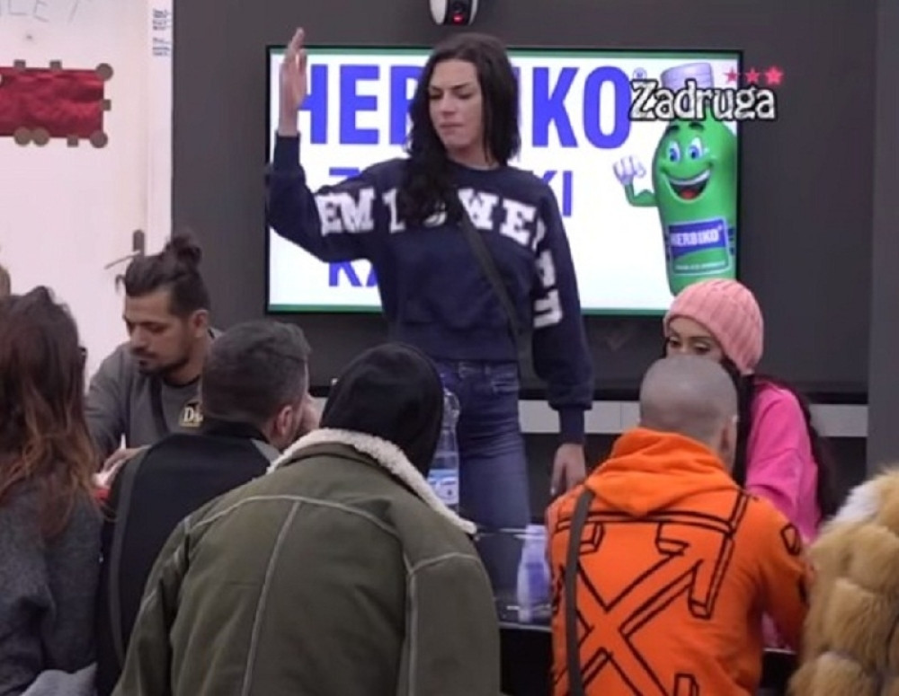 Žestog sukob, Mića kipti od besa! Tara mu odbrusila:"Mogu da te napu*im ku*cem, ali neću biću gospođa"! (VIDEO)