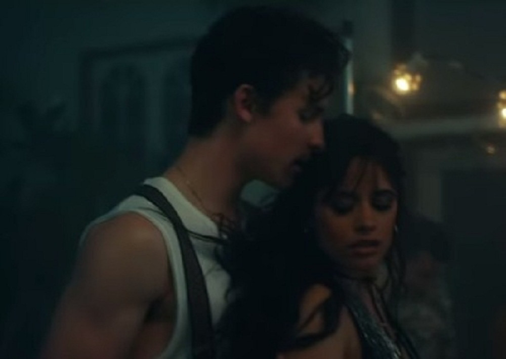 Poznati pevač i pevačica se ljubili na ulici! U ljubavnom zanosu pop-zvezdi sevale s*se ali ona nije marila! (FOTO)