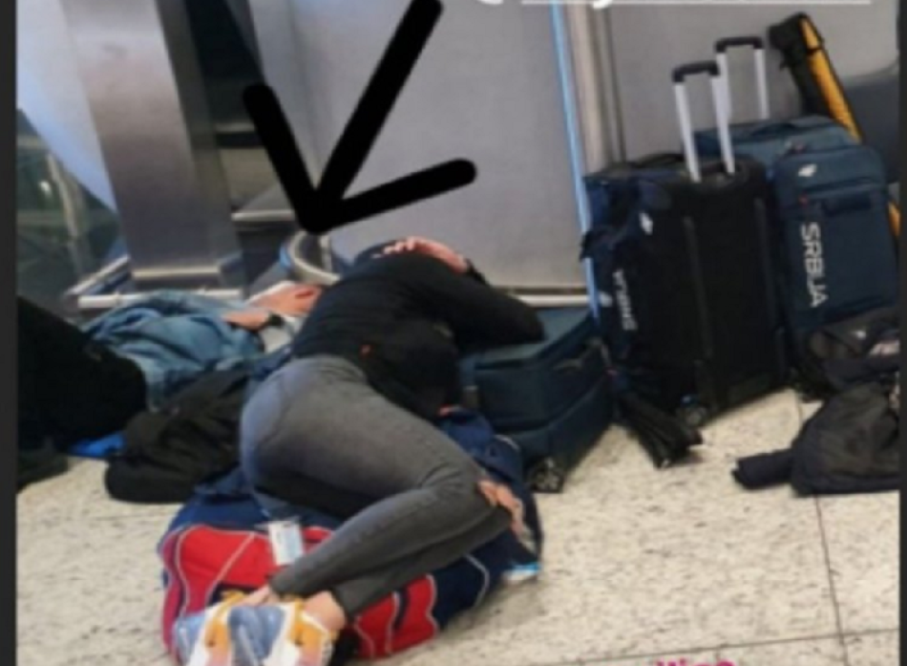 Jedna od najlepših srpskih sportiskinja ležala na podu aerodroma (FOTO)
