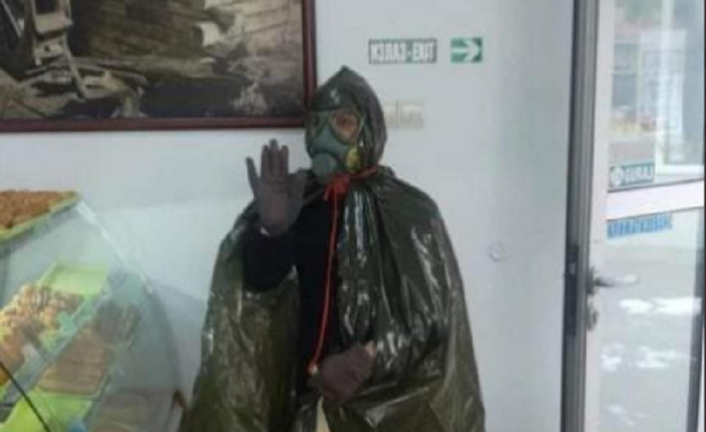 Žena u Kraljevu ima spektakularnu zaštitu od koronavirusa i Internet ne može da dođe k sebi od smeha! (FOTO)
