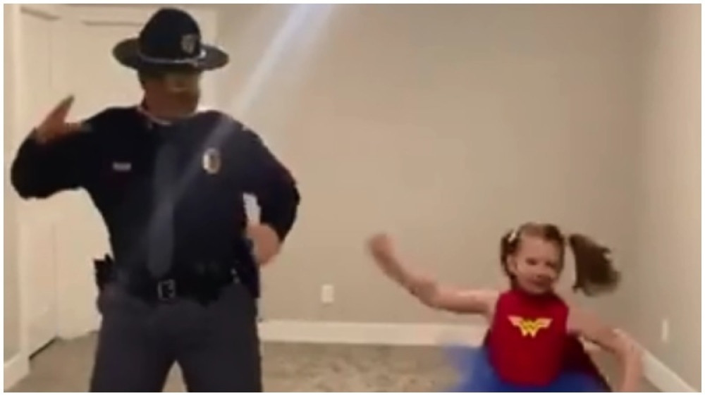 Tata zajedno sa ćerkom uz pesmu uradio nešto neverovatno (VIDEO)