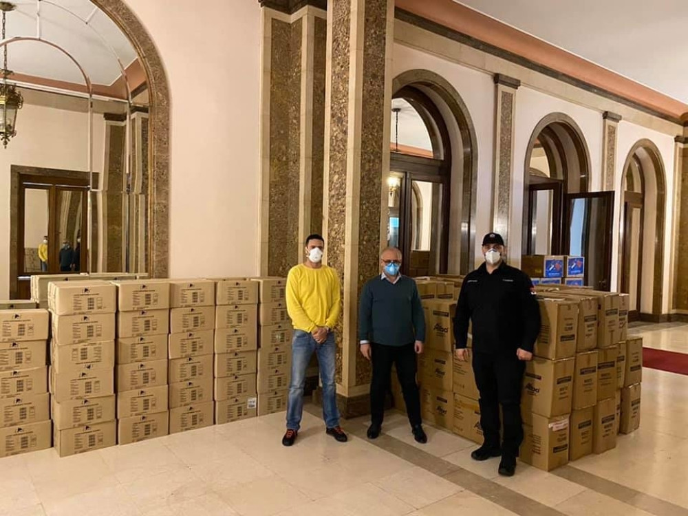 Vesić obelodanio sjajne vesti: Kompanija "Albo" donirala 300 hiljada rukavica i 5.000 zaštitnih odela!