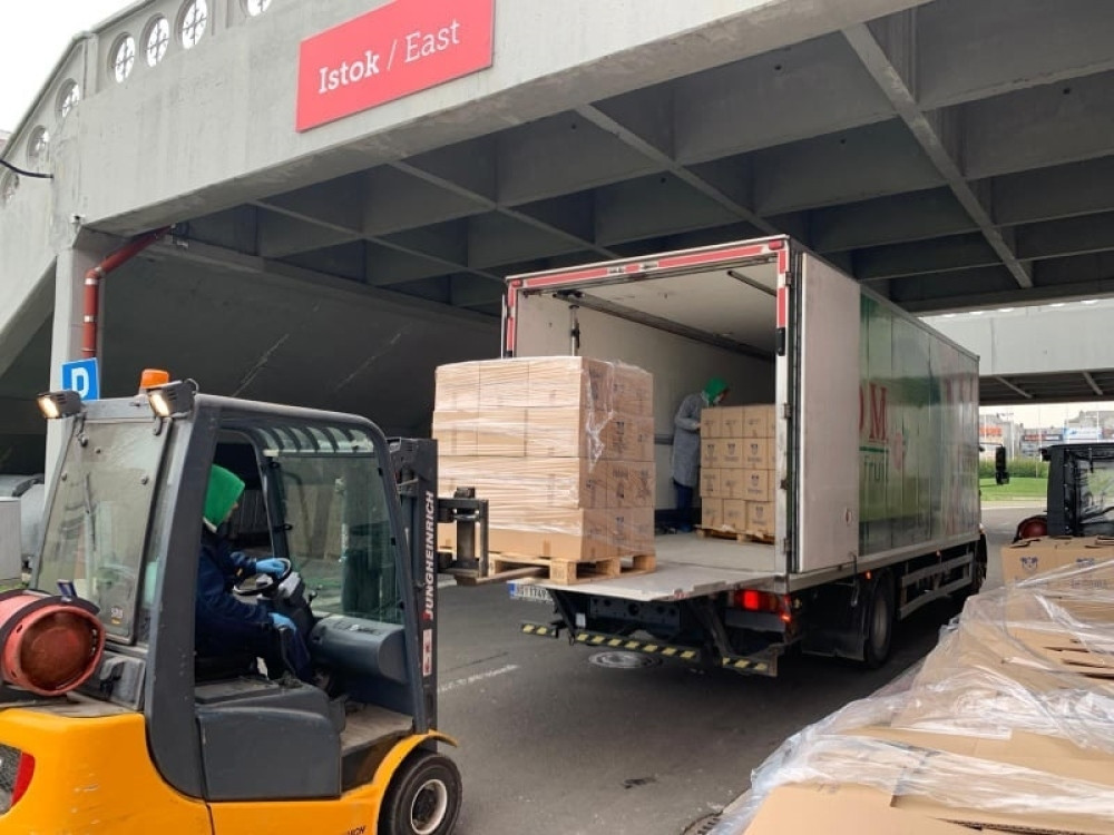 Iz “Štark arene” danas poslato 12.800 paketa za penzionere (FOTO)