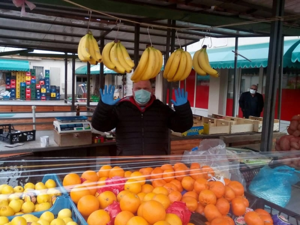 Kupuje Piroćanac jabuke na pijaci...