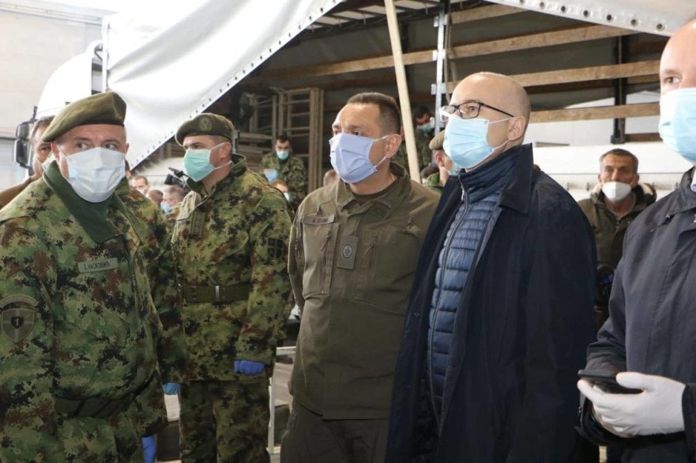 Vojska i volonteri spremaju smeštaj na novosadskom sajmu