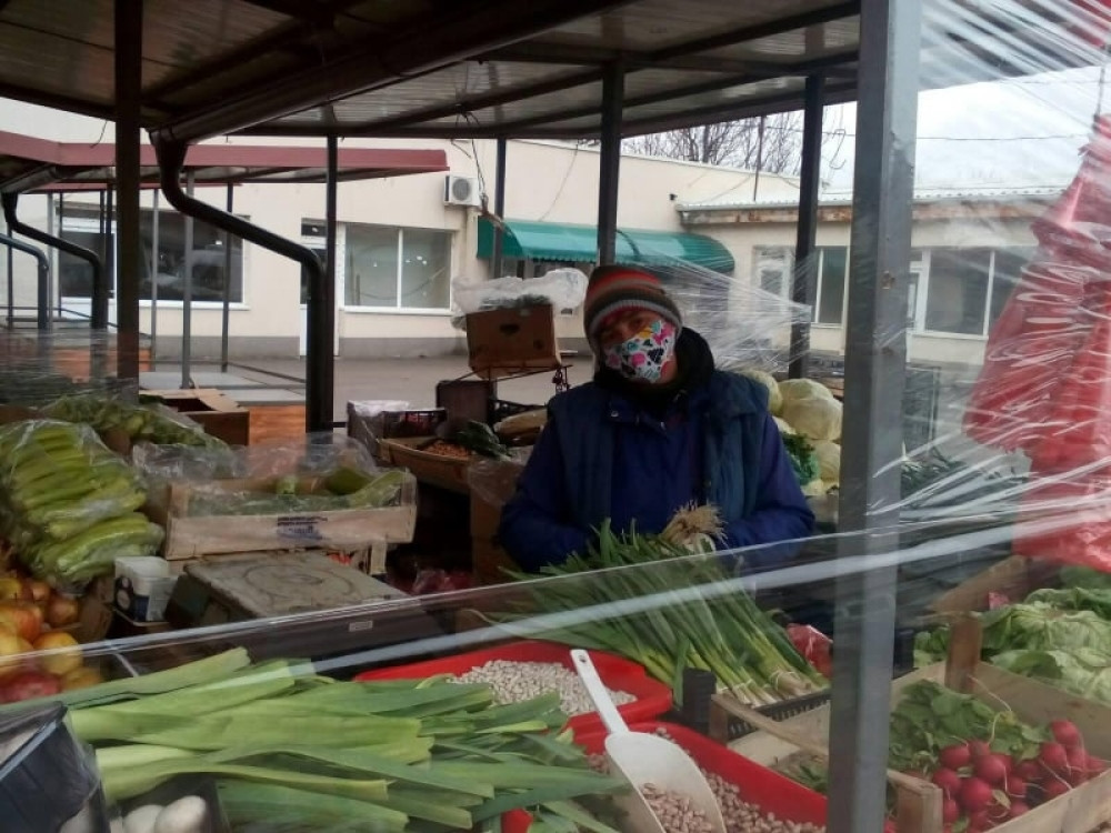 U JKP "Gradske pijace" pronašli način da zaštite i prodavce i kupce tokom pandemije korona virusa (GALERIJA)