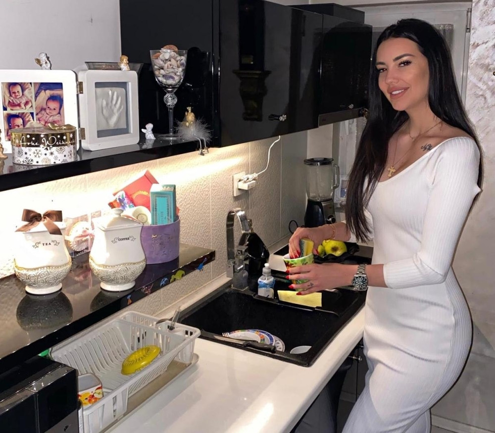 Dok neko kod kuće nosi stare trenerke, Katarina Grujić pršti od stila i dok kuva