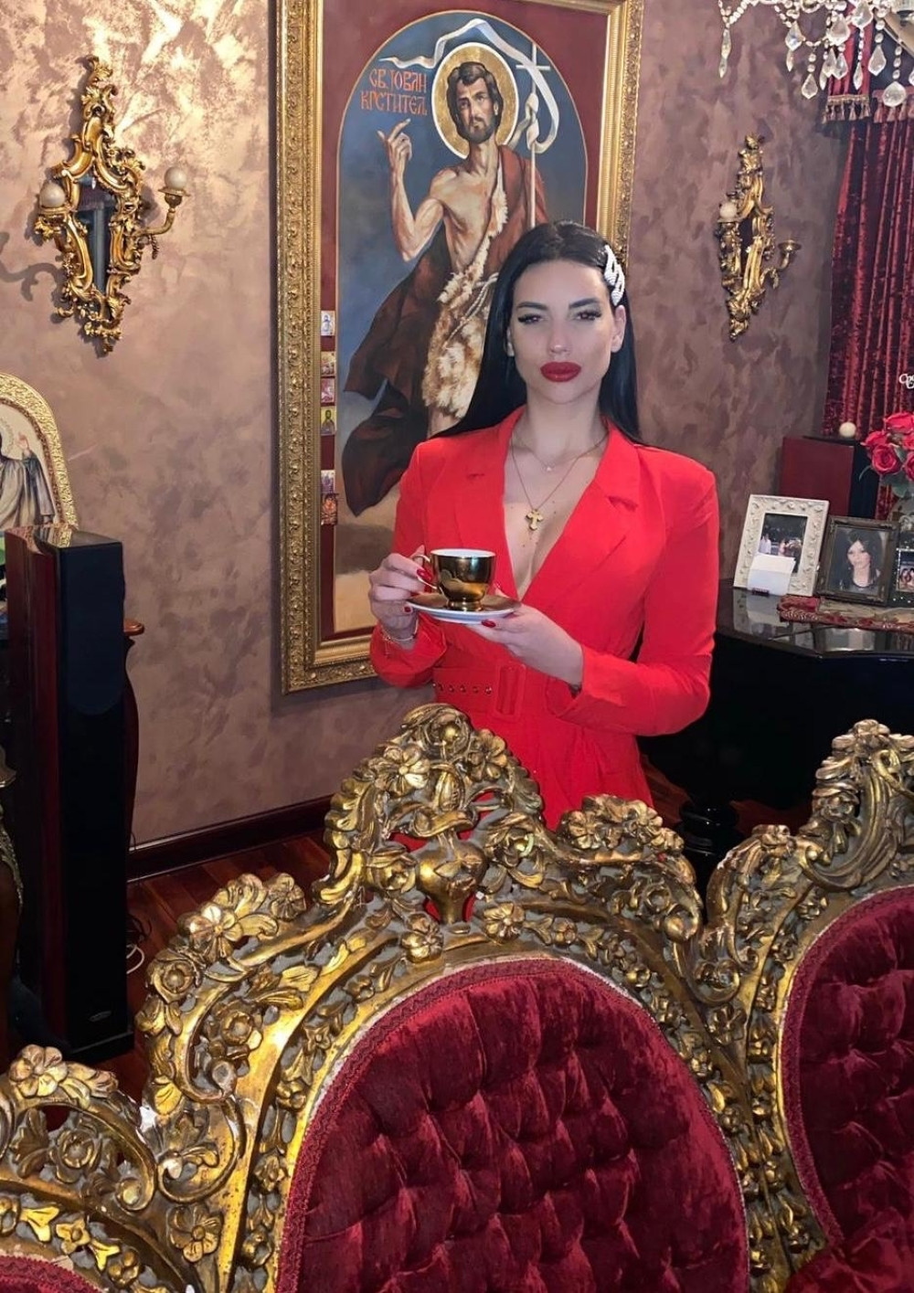 Zavirite u raskoš i luksuz u kom živi Katarina Grujić: Pevačica otvorila vrata svoga doma (FOTO)