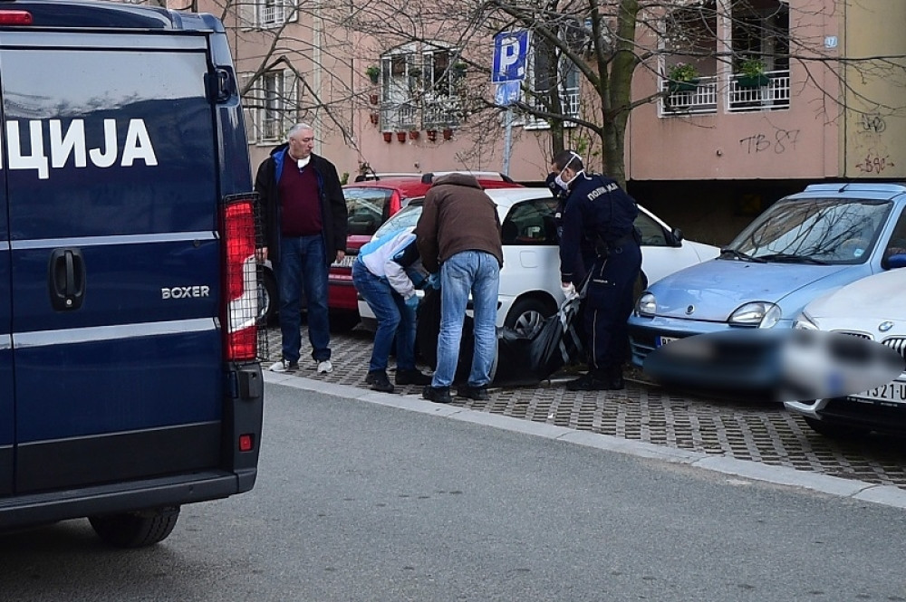 Iznošenje tela preminulog Igora Spasova iz zgrade (FOTO)