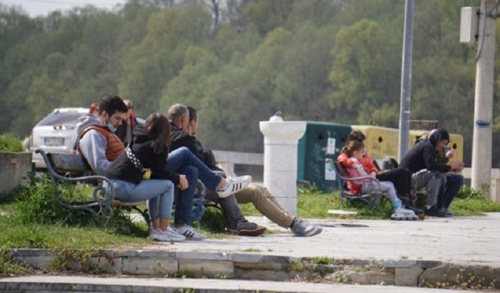 Gradska šetališta i parkovi prepuni ljudi uprkos apelima stručnjaka (FOTO)