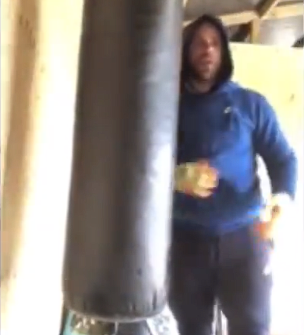 Šampion sveta napravio "edukativni" snimak pod nazivom "Ovako treba udariti ženu" (VIDEO)