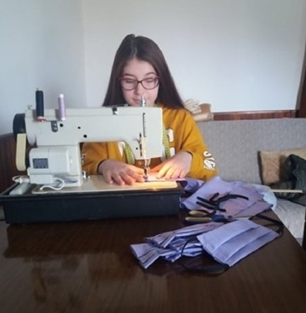 Mala Milica šije maske za vreme humane izolacije (FOTO)
