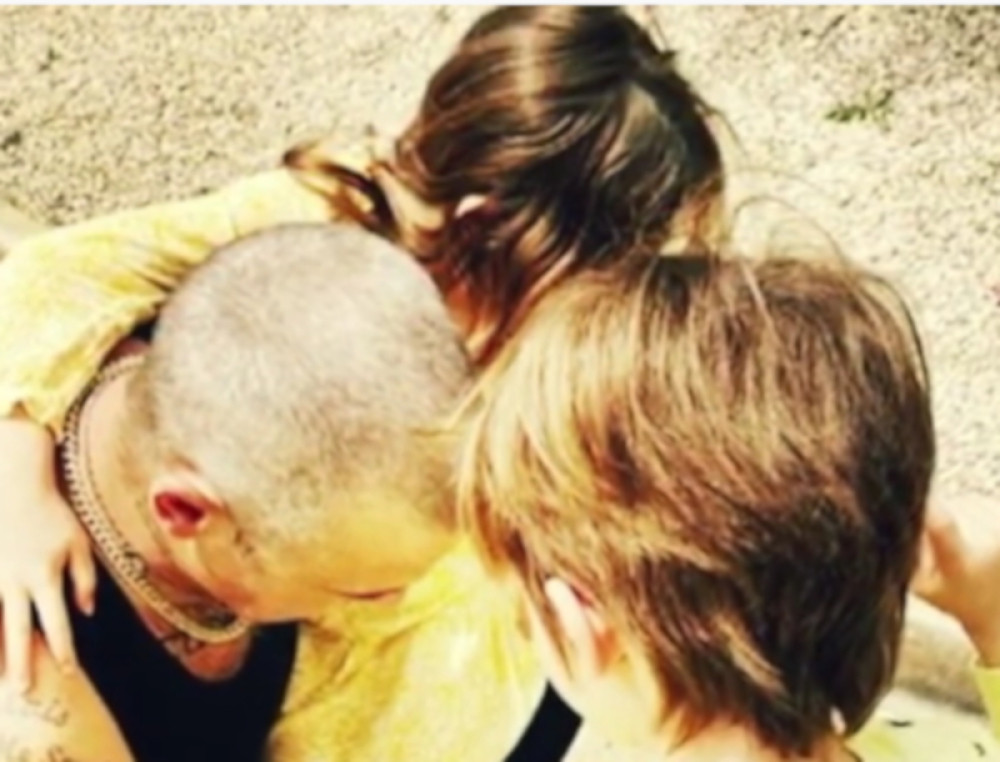 (VIDEO) Deca vrište na ulazu, dozivaju tatu! Pevač razdvojen od porodice, u izolaciji zbog koronavirusa!