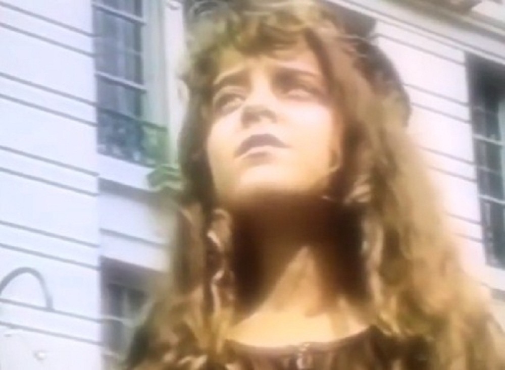 Na glumu stavila tačku! Evo kako glumica danas izgleda i čime se bavi! (VIDEO)