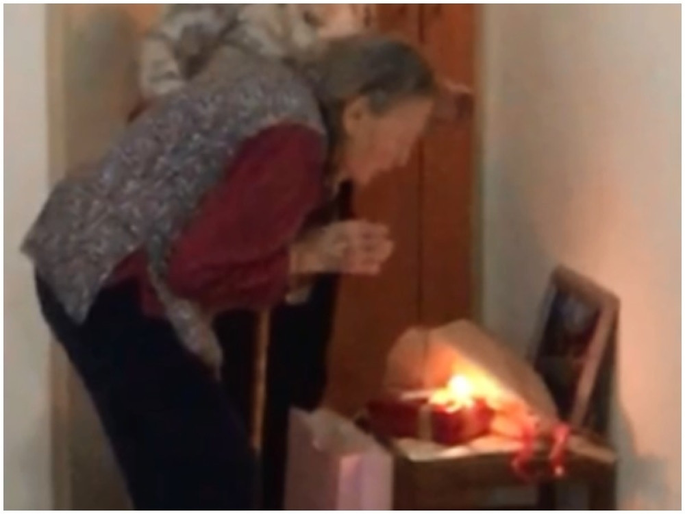 Unuk odlučio da iznenadi staricu za rođendan, a uspeo je da rasplače i nju i 50.000 gledalaca (VIDEO)