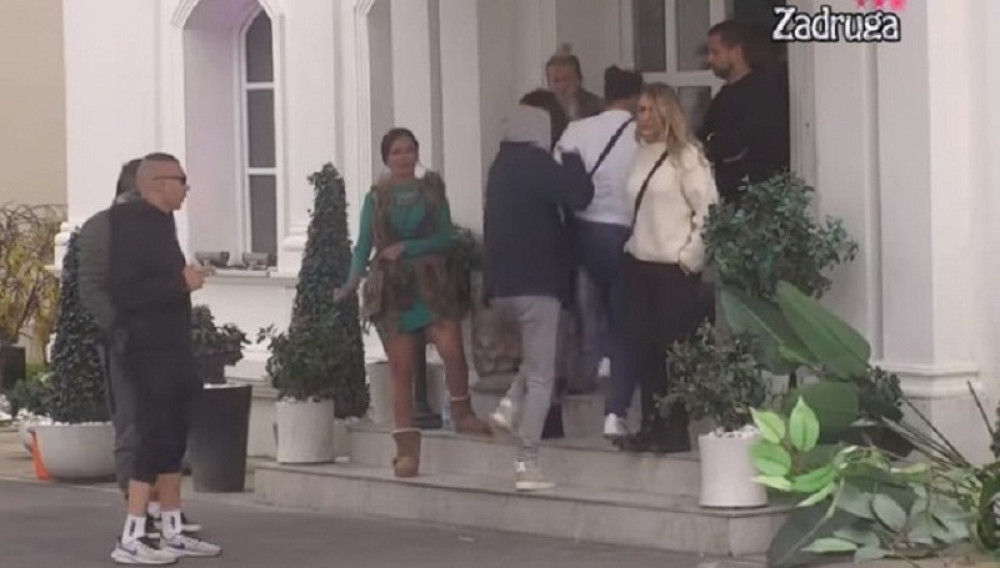 Uzeo kamen pa krenuo na njega! Obezbeđenje jedva sprečilo krvoproliće! (VIDEO)