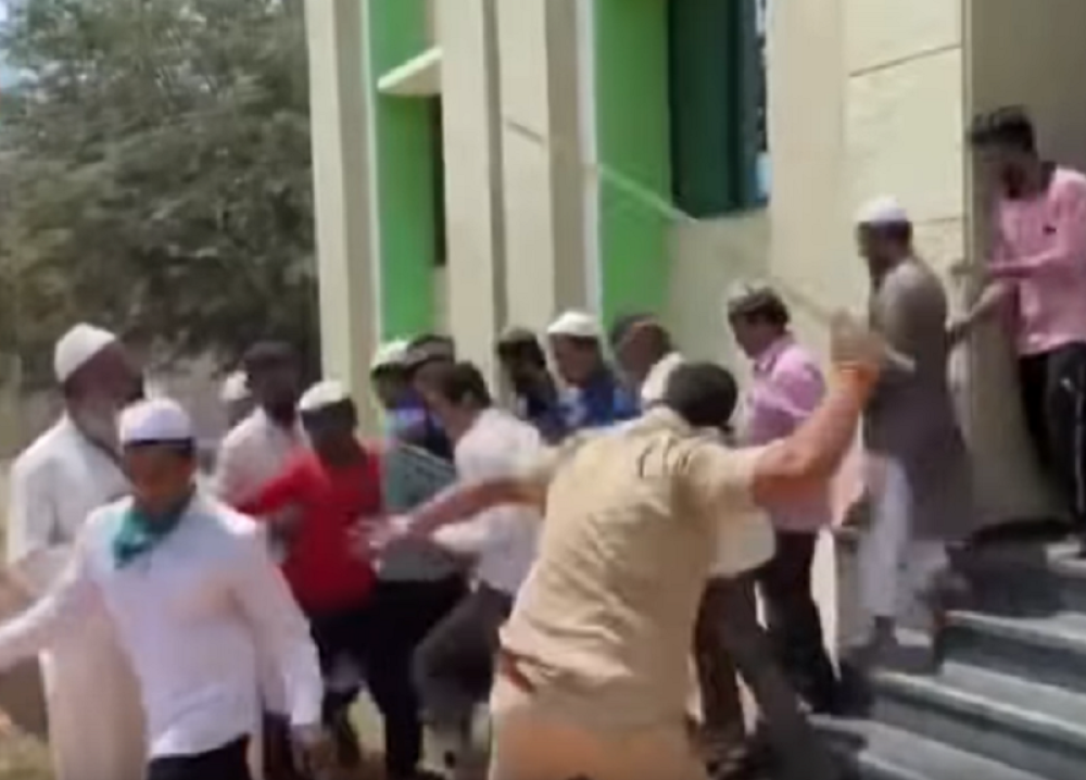 Urnebesne scene iz Indije, batina je iz raja izašla, policajci ih biju kao volove, a onda zapevali pesmu o koroni (VIDEO)