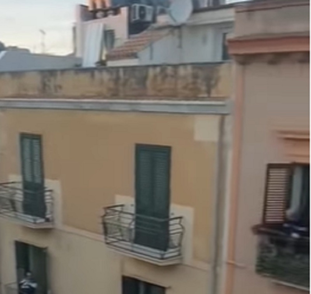 Italijani više ne pevaju po balkonima: Gladni smo, nismo krivi što smo ostali bez posla (VIDEO)