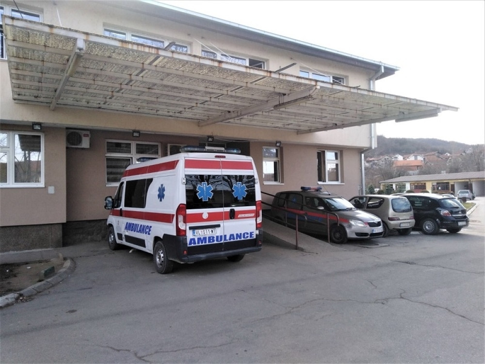 Nesreća kod Kraljeva! Direktan sudar, vatrogasci sekli auto da izvuku povređene