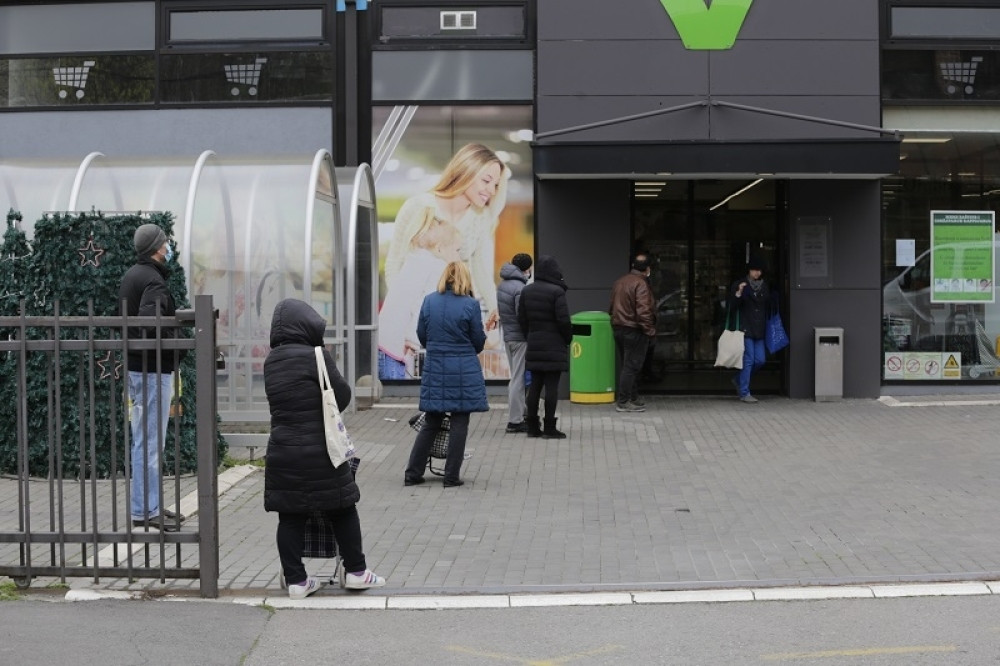 Nakon izlaska iz karantina dugi redovi ispred prodavnica i to samo zbog jedne stvari