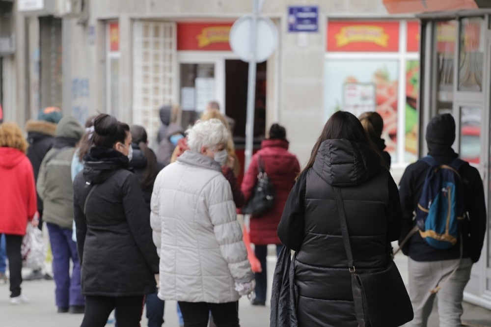 Izašli smo na beogradske ulice, svi čekaju u redovima, a jedna stvar nas je posebno iznenadila (FOTO GALERIJA)