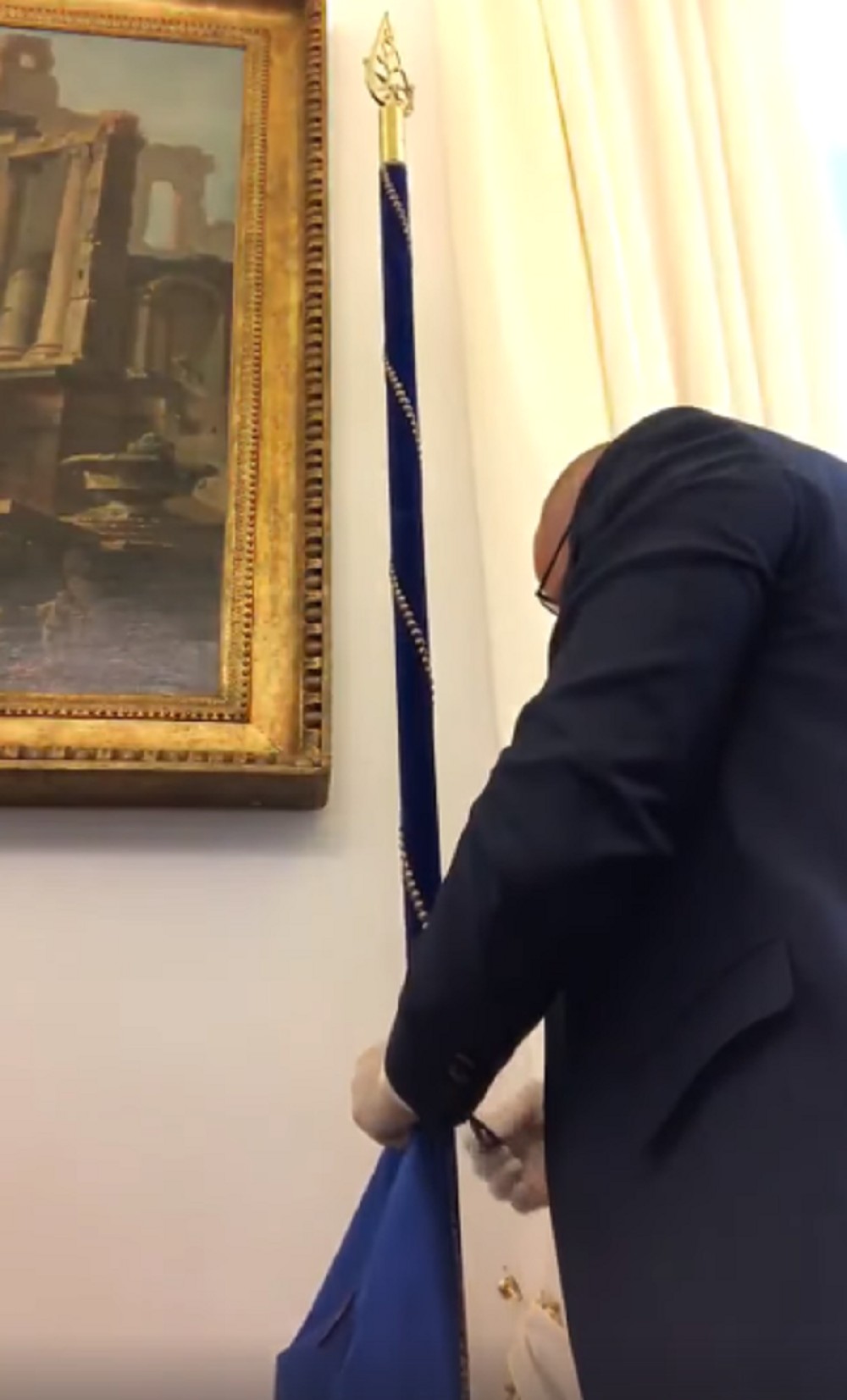 Pogledajte kako predsednik italijanske skupštine skida zastavu EU