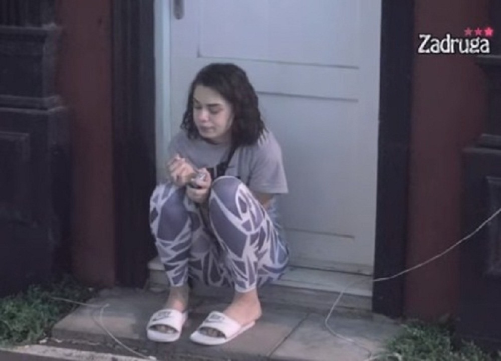 Mina Vrbaški trudna?! Ajdarpašić ispred vrata kupatila čeka da čuje u kakvom je stanju! (VIDEO)