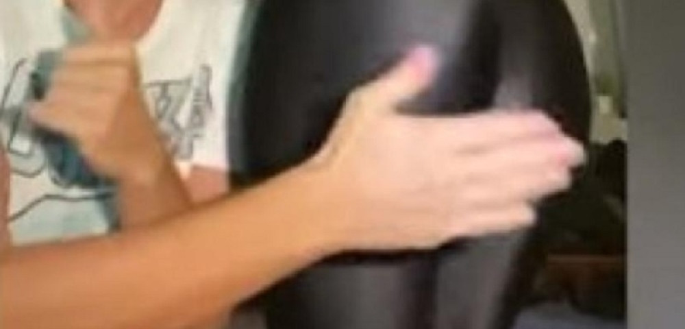 Poznatu pevačicu producent udarao po zadnjici! Osude pljušte! (VIDEO)