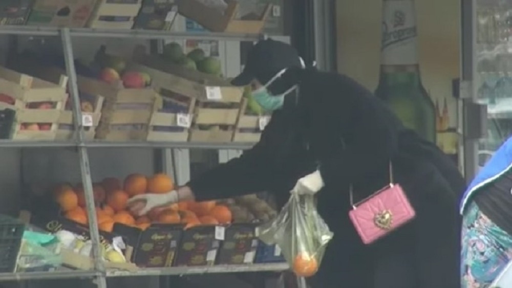 Kačket, maska, rukavice, kaput: Pevačica ozbiljno shvatila mere zaštite protiv koronavirusa