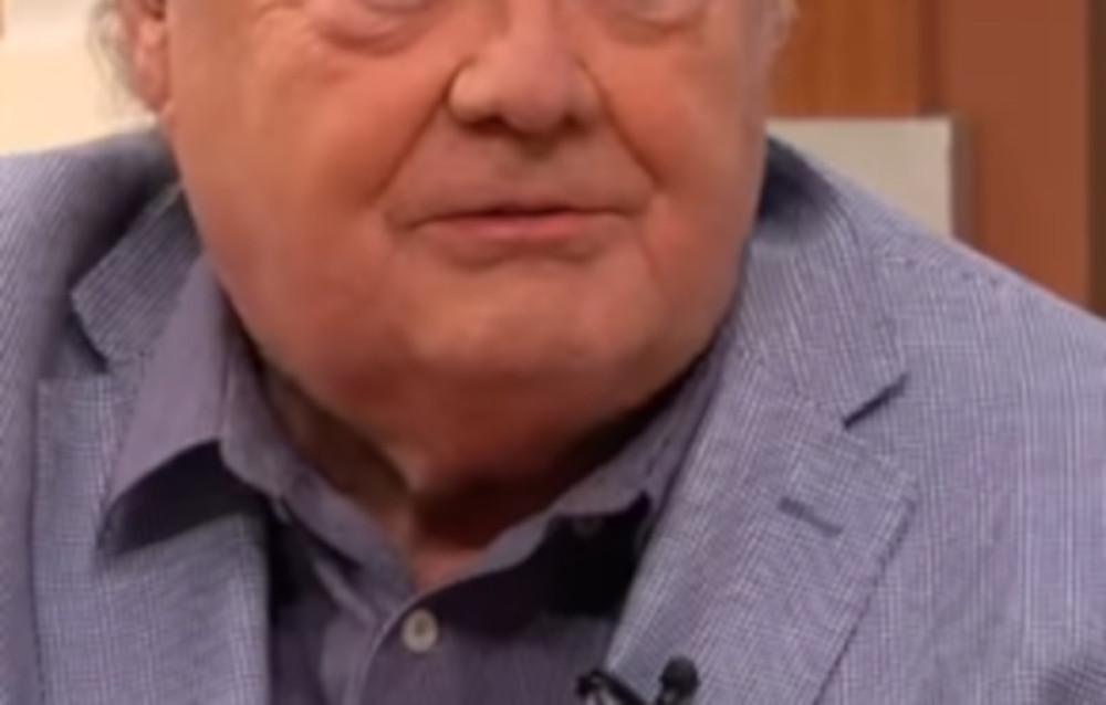 Komičar čije ćemo šale zauvek pamtiti, preminuo danas od posledica koronavirusa!