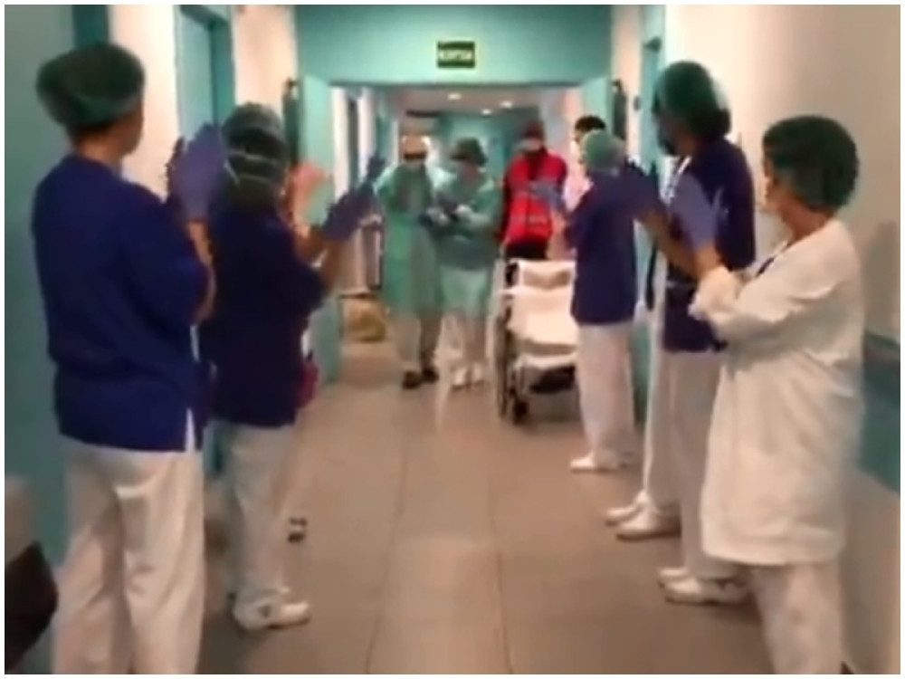 Pacijent (93) izlečen od korone na nesvakidašnji način napustio bolnicu (VIDEO)