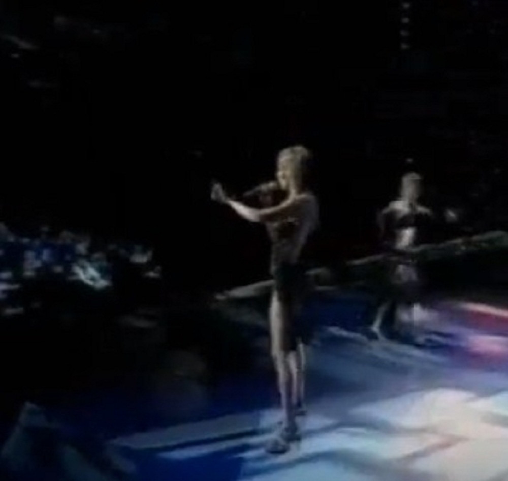 Bujne grudi u prvom planu! Pevačica u nikad vrelijem izdanju! (FOTO)