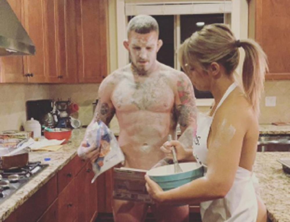 Bivša rijaliti učesnica povraćala, suprug postavio snimak na Instagram (FOTO)