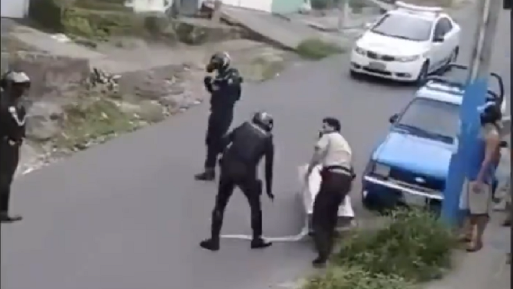 Nemaju mesta u mrtvačnicama i evo šta rade sa telima! Prizor na snimku je jeziv (UZMENIRUJUĆI VIDEO)