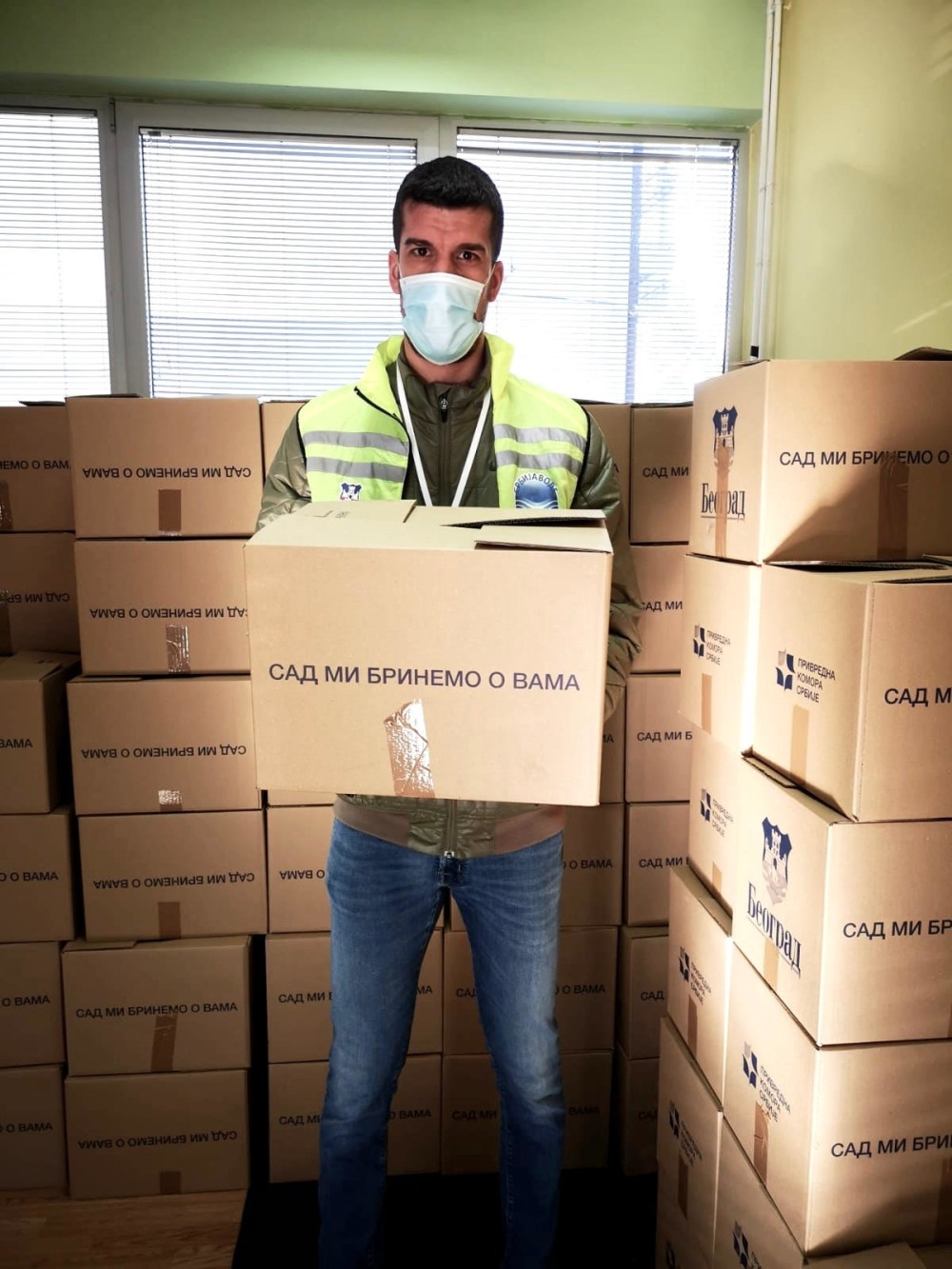 Sportisti Emir Bekrić i Marko Kešelj pridružili se volonterima na Savskom vencu u akciji podele paketa penzionerima