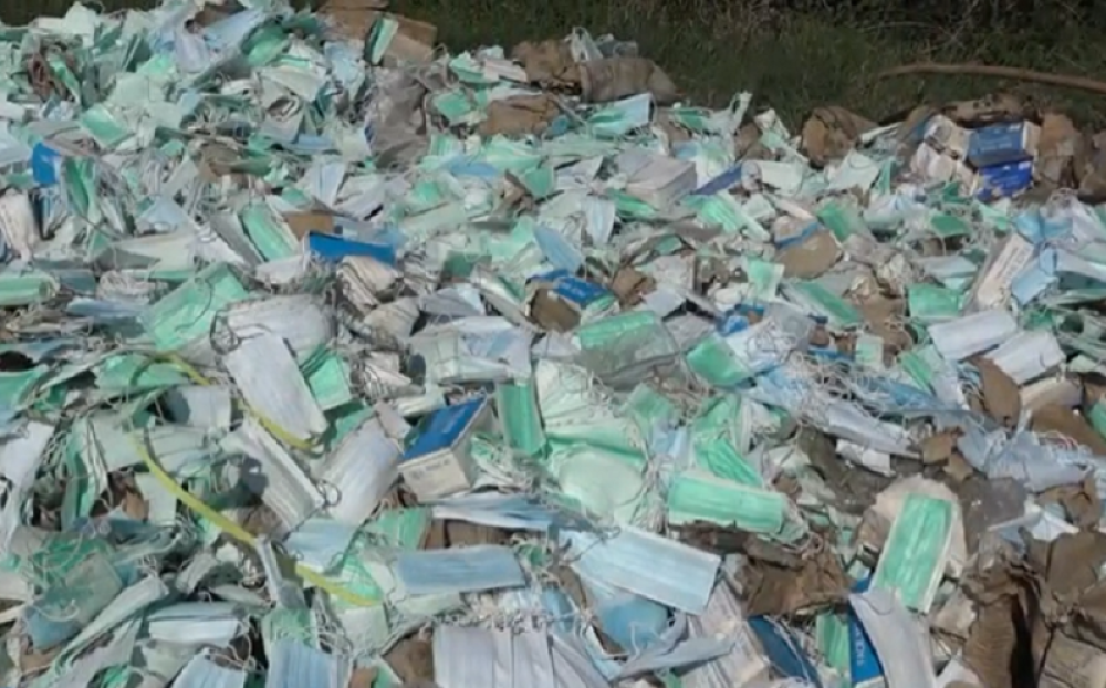 Dok ljudi čekaju u redovima ispred apoteka, kod Čelareva pored puta bačeno na hiljade čistih zaštitnih maski! (VIDEO)